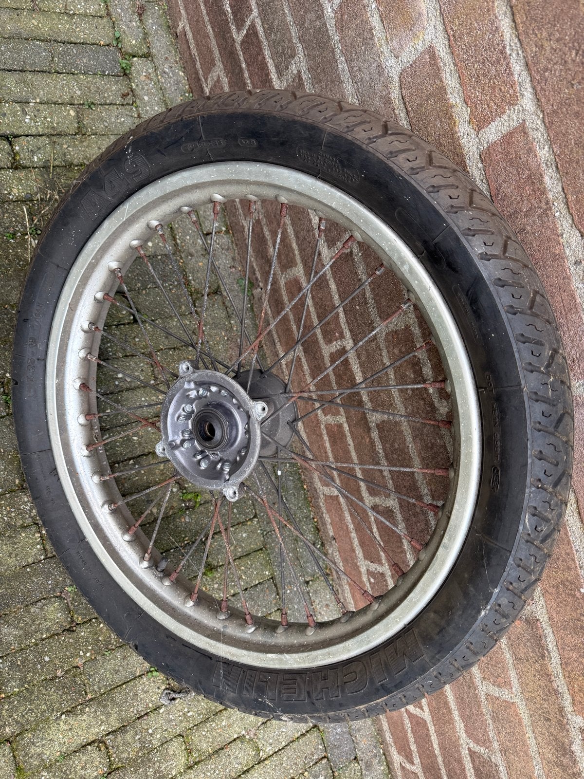 Motorfietswiel met Michelin band, Ophalen, Gebruikt