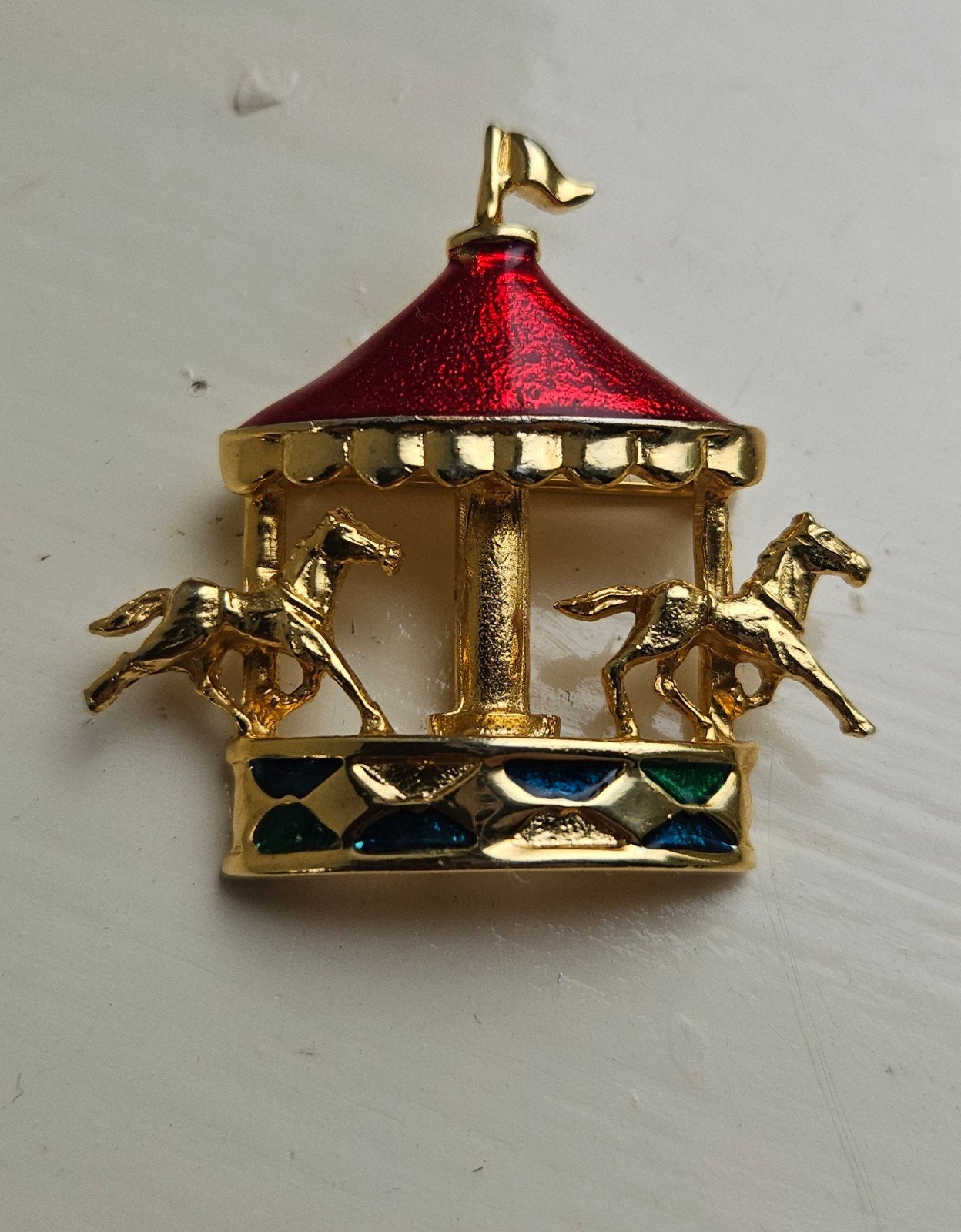 Vintage Emaille Broche - Carrousel met Paarden - 4x4 cm, Sieraden, Tassen en Uiterlijk, Broches, Overige materialen, 4 tot 7 cm