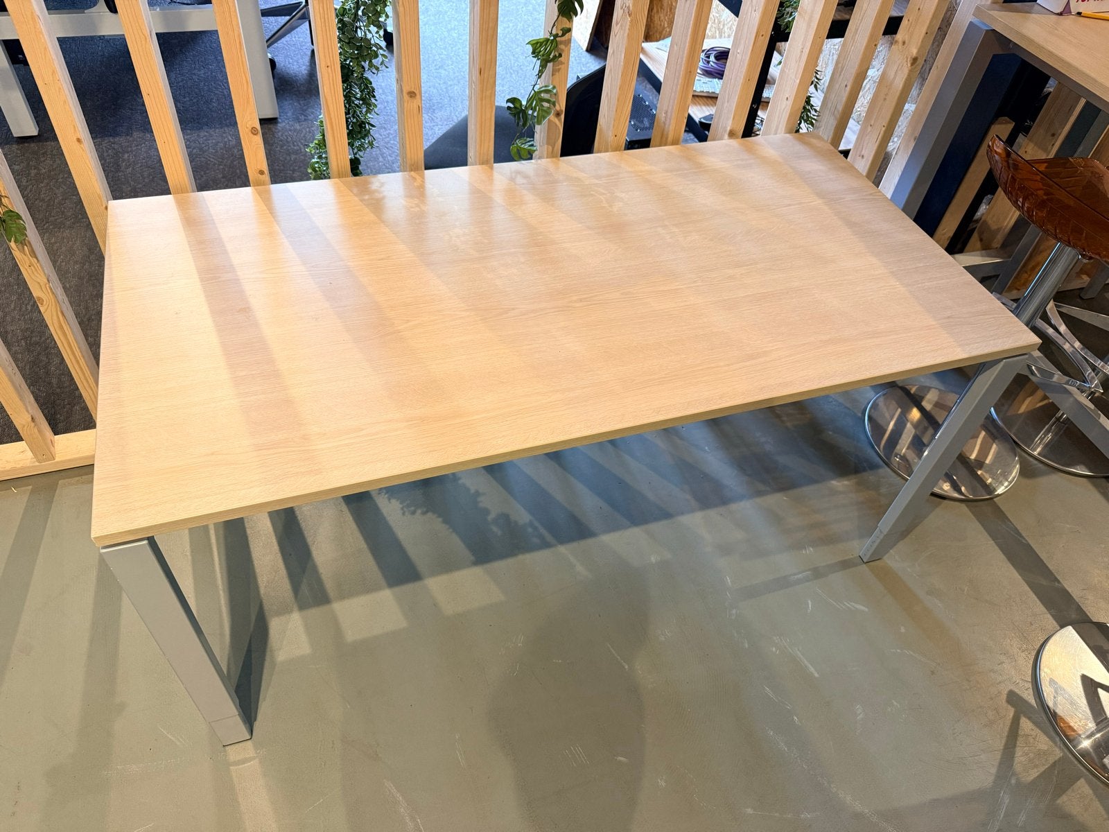 Moderne houten tafel met metalen onderstel, Huis en Inrichting, Ophalen, Kunststof, Gebruikt, 50 tot 100 cm