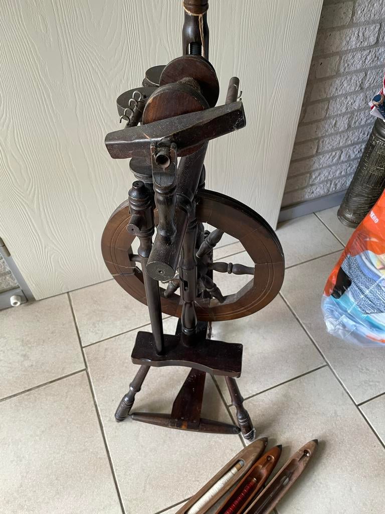 Antiek Spinnewiel met Spoelen - Decoratief en Functioneel, Hobby en Vrije tijd, Spinnewielen en Spinnen, Ophalen, Gebruikt, Spinnewiel