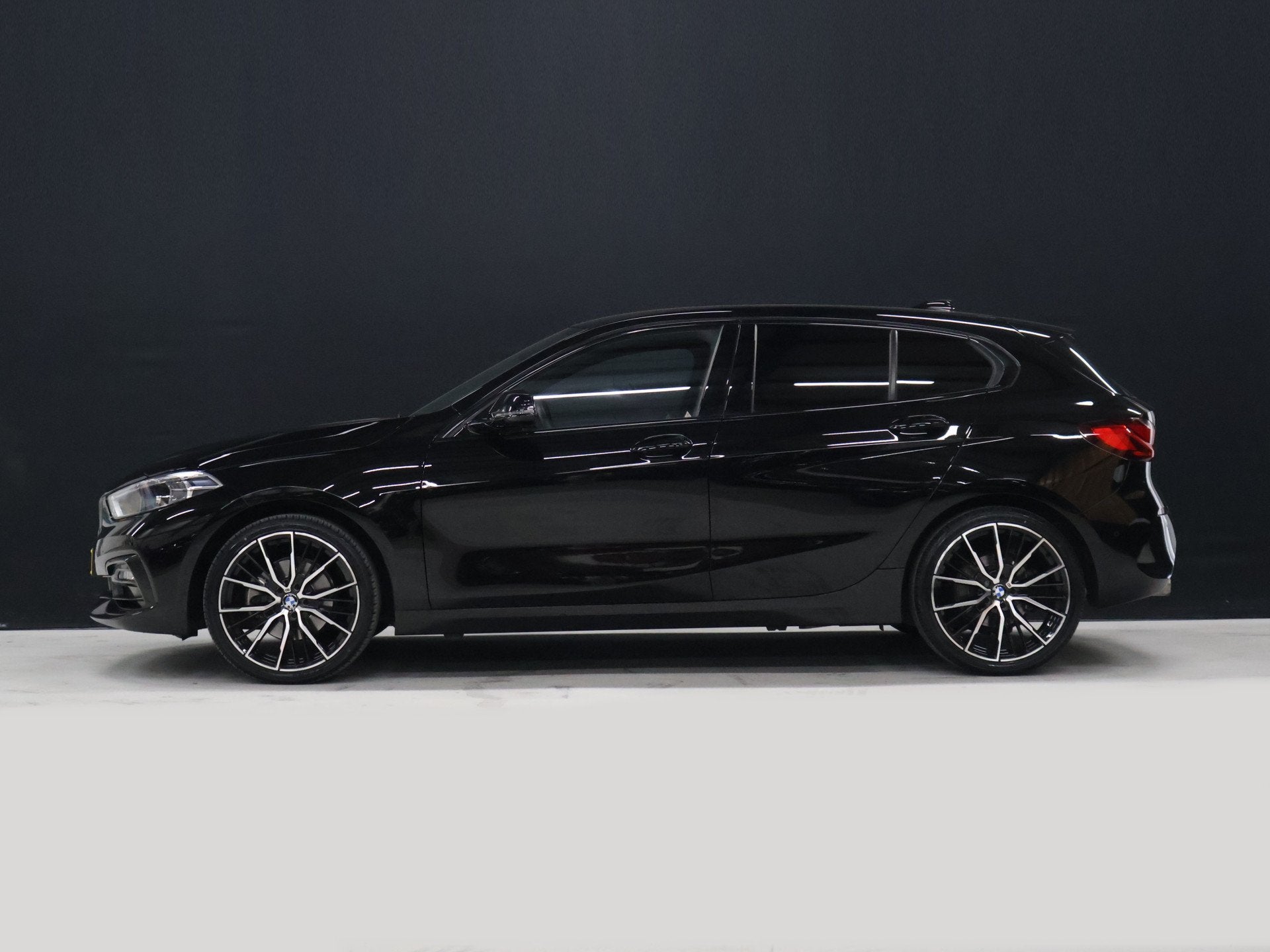 BMW 1-serie 118i Executive Edition [ADAPTIVE CRUISE, SPORT L, Auto's, Dealer onderhouden, Stof, Gebruikt, Zwart