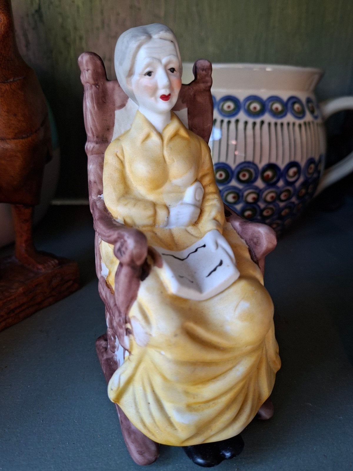 Vintage porseleinen beeldje: Oude vrouw in schommelstoel, Ophalen, Zo goed als nieuw, Mens