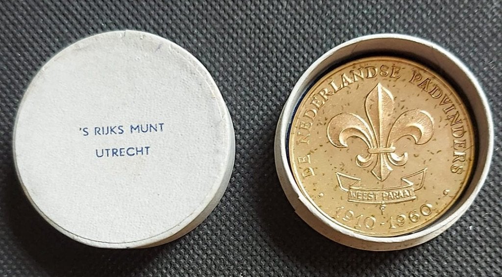 scouting 50 jaar Verkennen Jubileum Munt GOEDE DAAD 1960, Verzamelen, Scouting, Ophalen of Verzenden, Nieuw, Embleem, Speld of Insigne