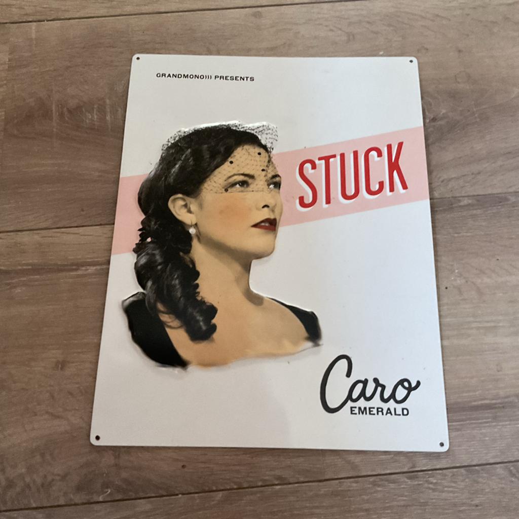 Metalen wandbord Caro Emerald Grandmono Presents Stuck, Antiek en Kunst, Antiek | Wandborden en Tegels, Ophalen of Verzenden
