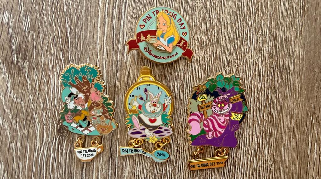 Disneyland Paris Pin Trading Day Alice in Wonderland, Ophalen of Verzenden, Overige figuren, Zo goed als nieuw, Overige typen