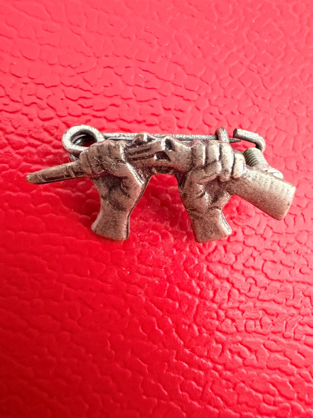 Gebroken Geweren Speld  Reversspeld, Verzamelen, Militaria | Algemeen, Ophalen of Verzenden, Landmacht, Overige gebieden, Embleem of Badge