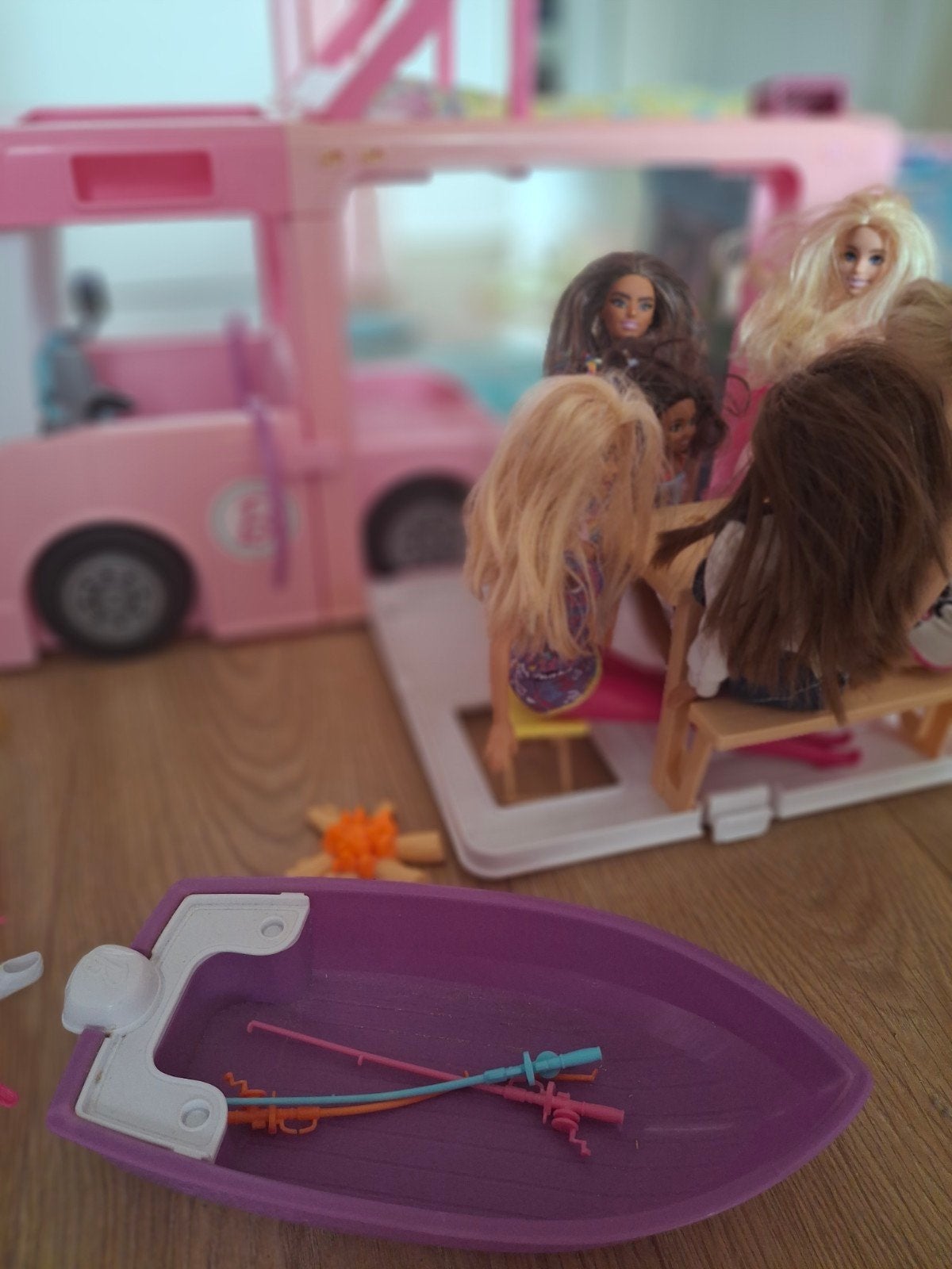 Barbie Camper met boot, zwembad, poppen en accessoires, Ophalen