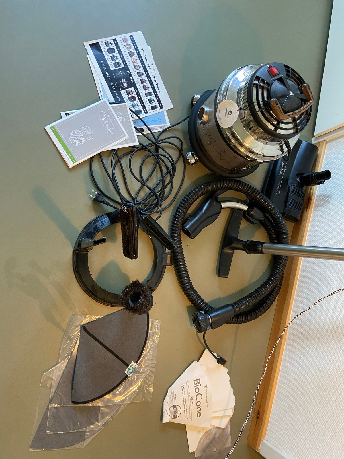 FilterQueen Majestic stofzuiger met accessoires uit 2021, Zo goed als nieuw, Sledestofzuiger, Minder dan 1200 watt, Ophalen