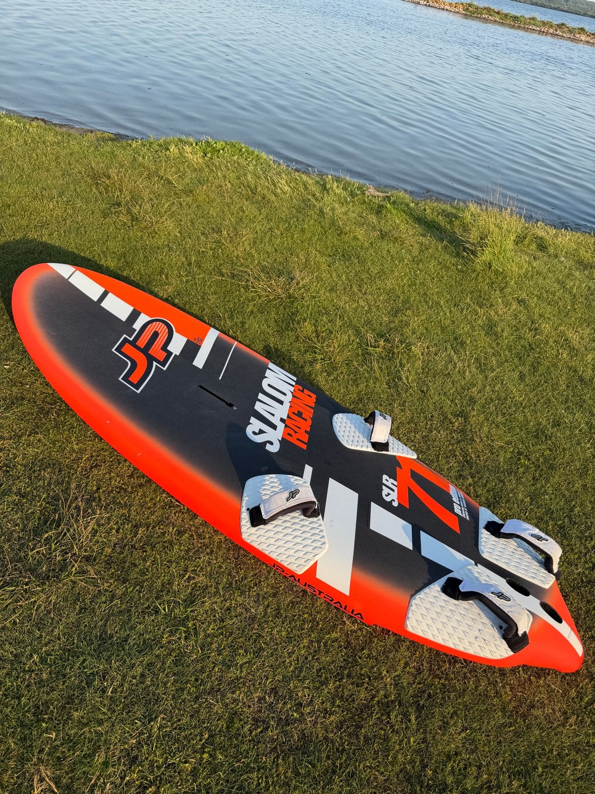 JP Slalom Racing SLR 71 Pro Edition Windsurfboard, Ophalen, Met voetbanden, Minder dan 250 cm, Zo goed als nieuw