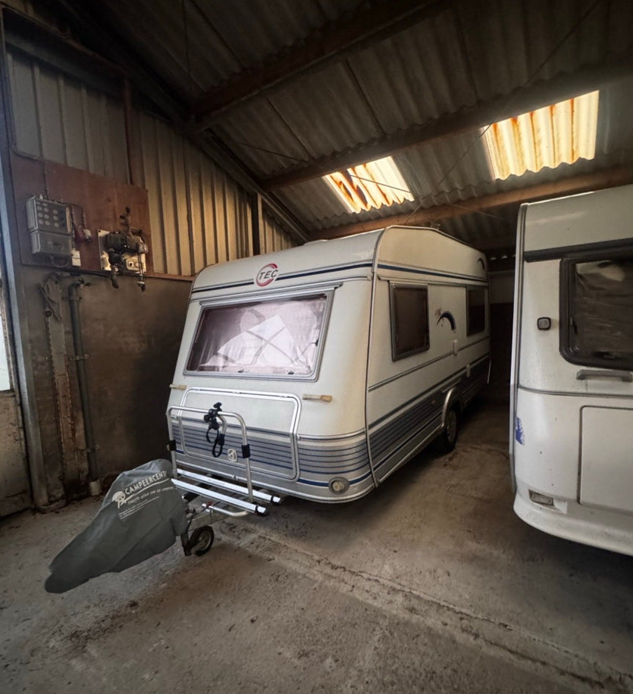Mooie goed onderhouden 2002 TEC Travel King caravan, Caravans en Kamperen, Omvormbare zithoek, Treinzit, Particulier, 4 tot 5 meter