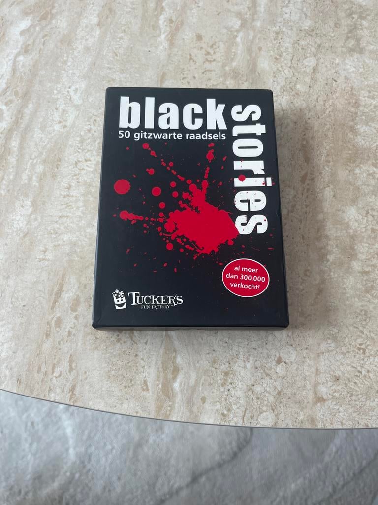 Black Stories compleet - 50 gitzwarte raadsels, Ophalen of Verzenden, Zo goed als nieuw