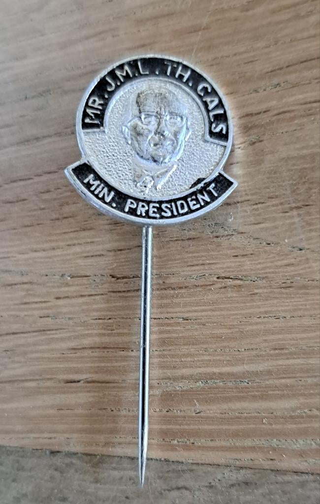 Vintage reclamespeldje Mr. J.M.L.Th. Cals Min. President, Verzamelen, Speldjes, Pins en Buttons, Ophalen of Verzenden, Gebruikt