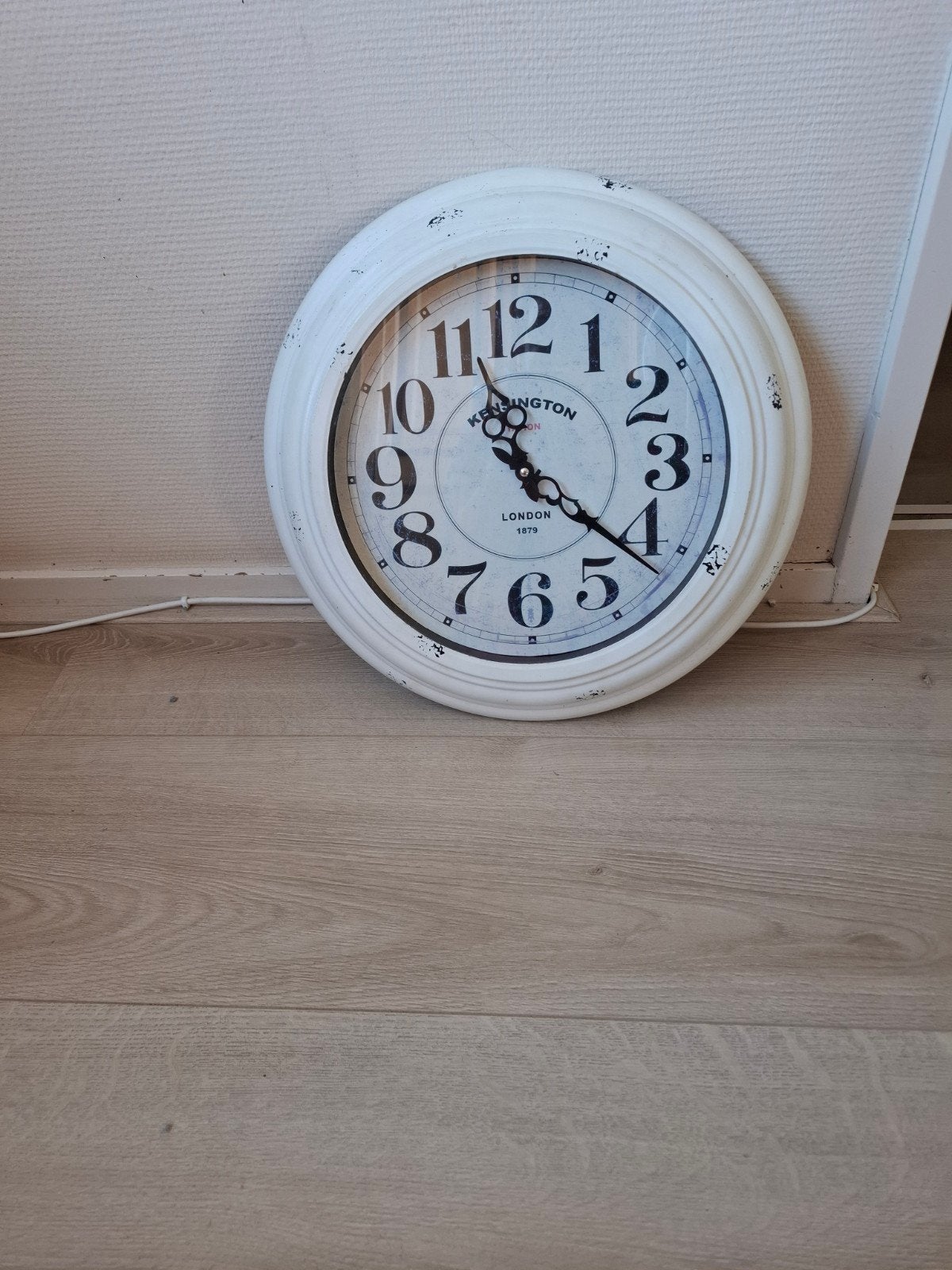 Witte Wandklok met Vintage Look - Kensington London 1879, Huis en Inrichting, Woonaccessoires | Klokken, Ophalen of Verzenden