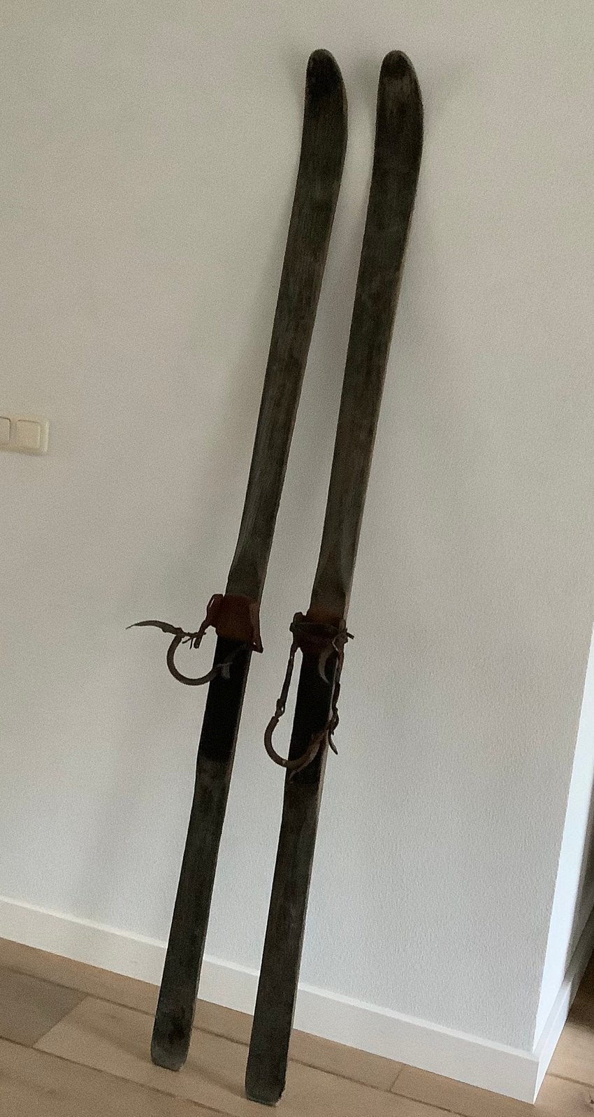 Antieke houten ski’s, Ophalen