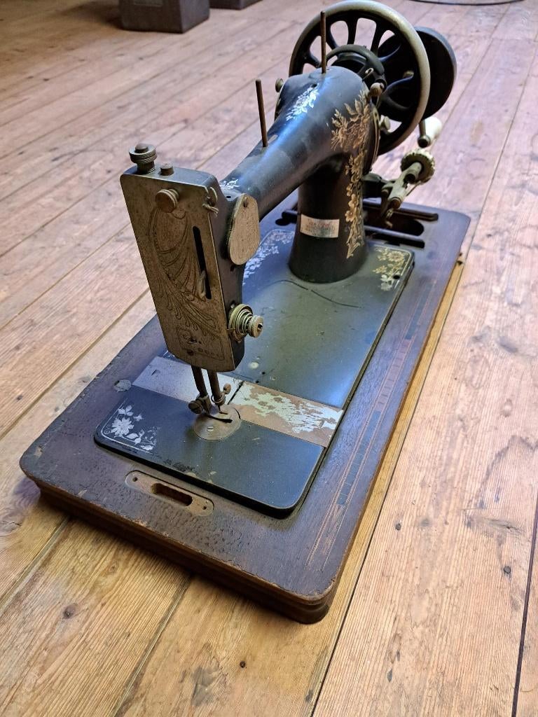 Oude antieke naaimachine., Ophalen of Verzenden