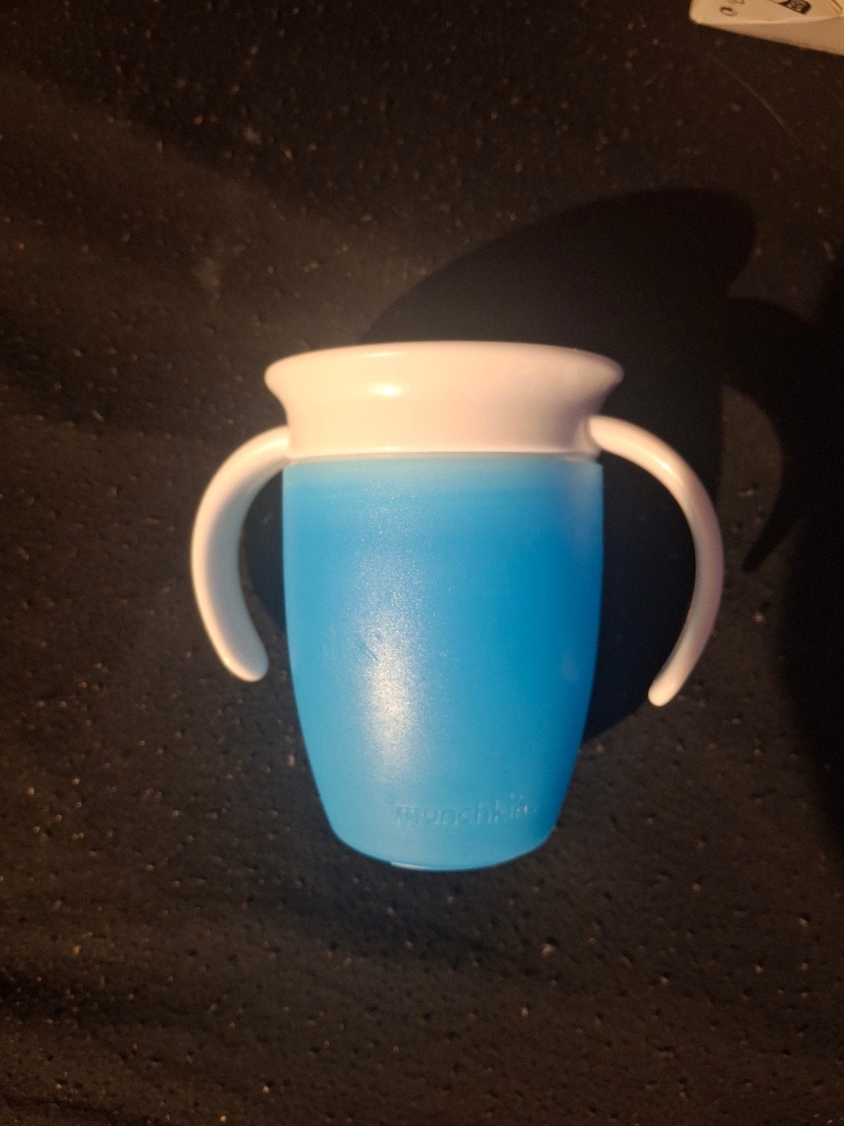 Munchkin 360 oefenbeker blauw met handvatten, Ophalen, Zo goed als nieuw