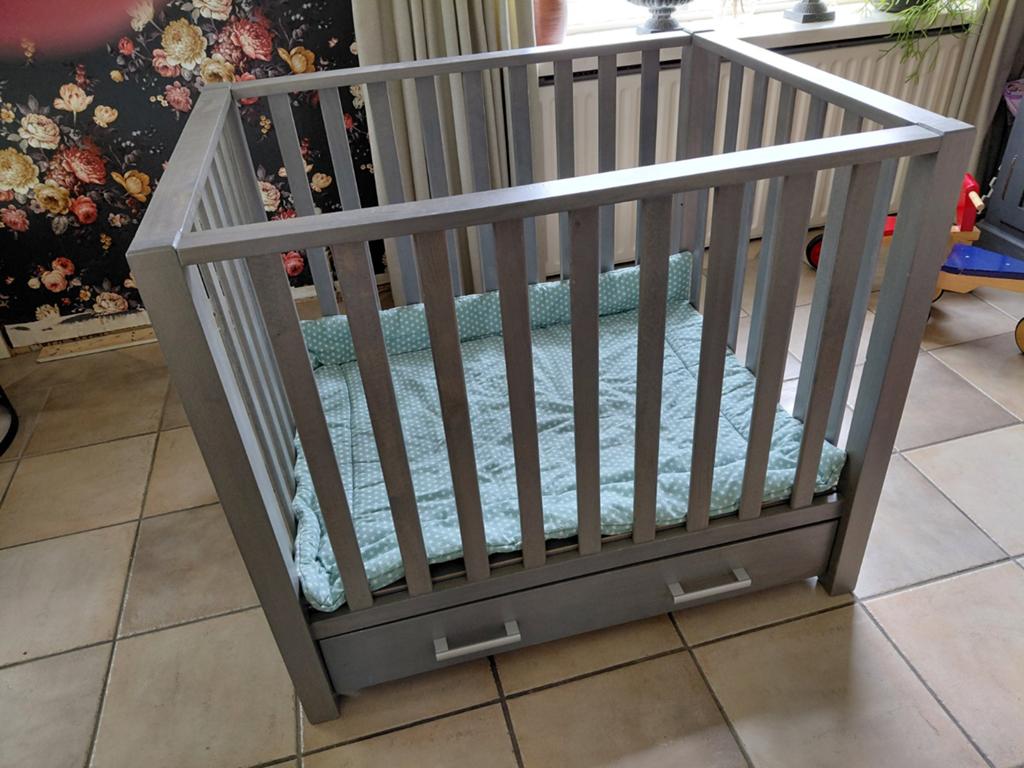 Grijze box met lade - Zo goed als nieuw, Kinderen en Baby's, Boxen, Ophalen, Zo goed als nieuw, Lade
