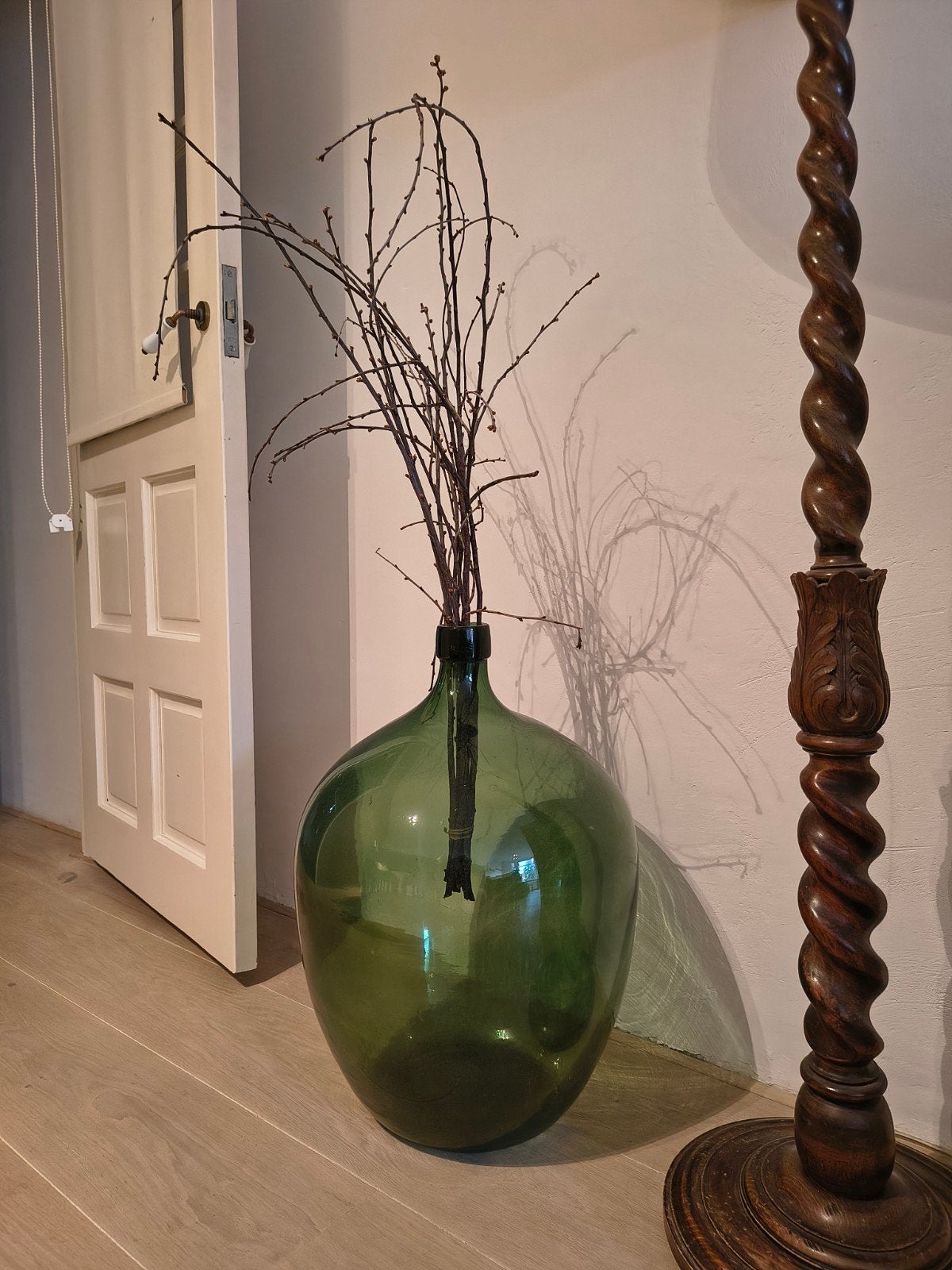 Grote groene glazen fles/vaas met takken, Ophalen