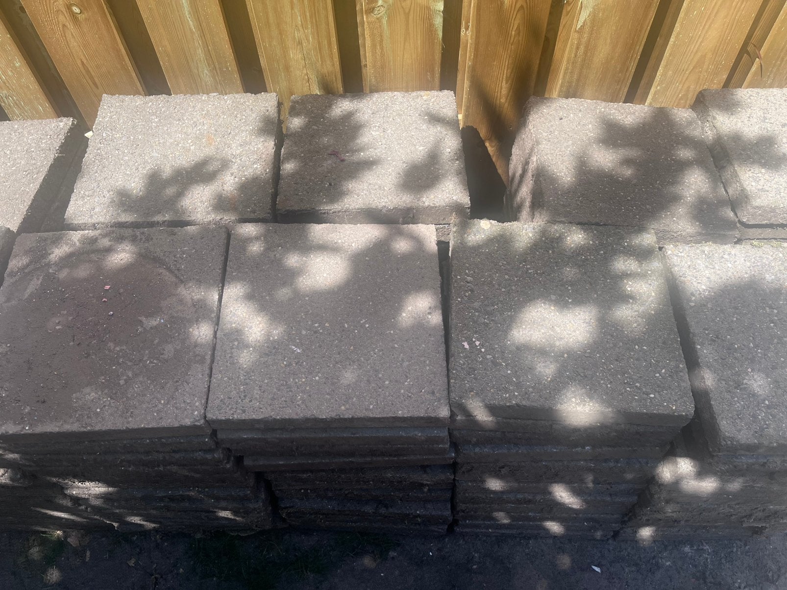 Gratis: 240 tegels van 30x30 en rode klinkers, Tuin en Terras, Ophalen, Gebruikt, Beton, Klinkers