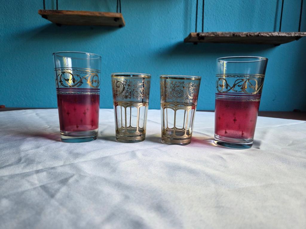 Set van 4 vintage Marokkaanse theeglazen met goudkleurig dec, Antiek en Kunst, Ophalen