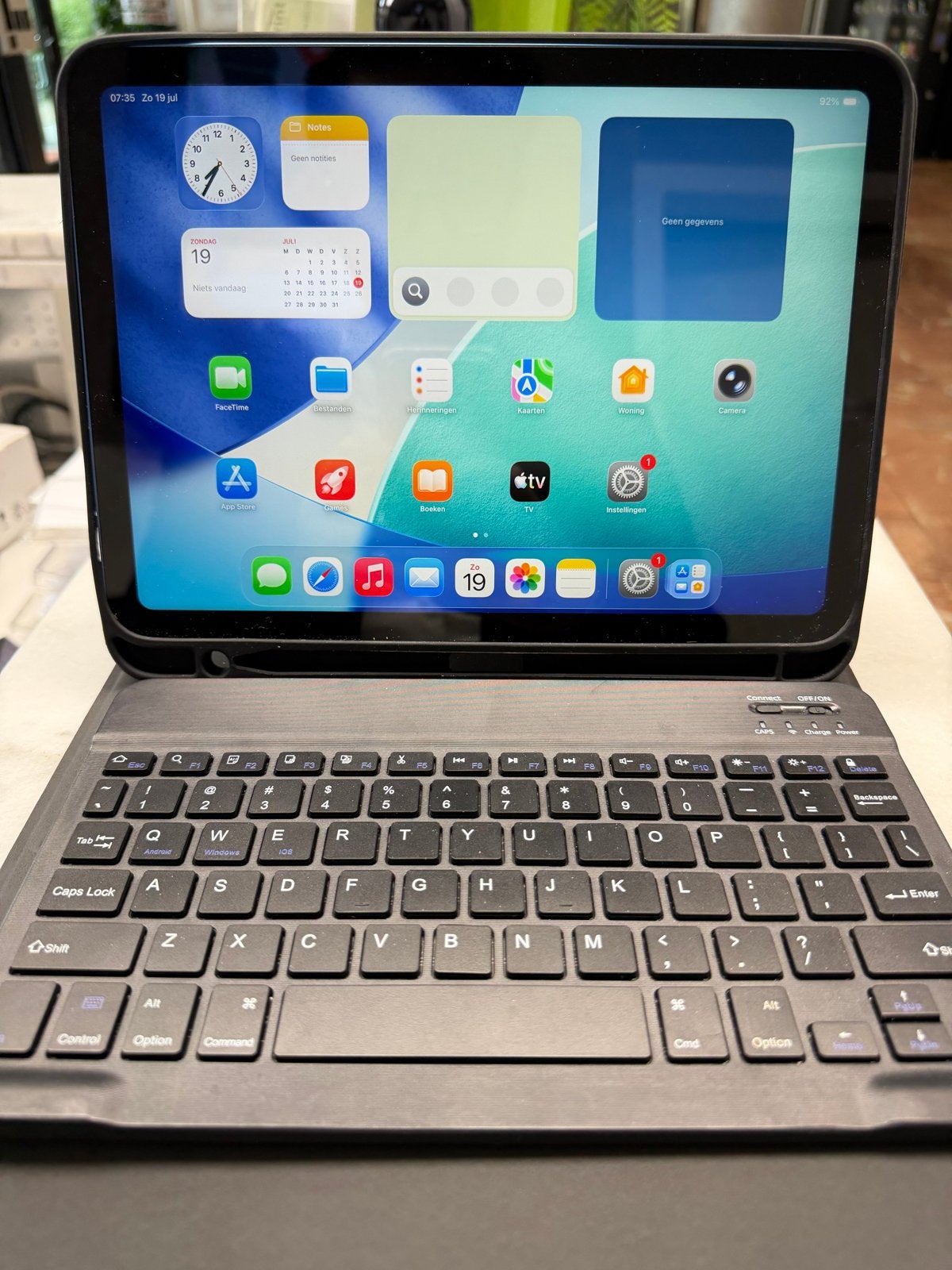 Apple iPad 10e gen. 64GB Blauw met toetsenbord en hoes, Computers en Software, Apple iPads, Ophalen of Verzenden, Zo goed als nieuw