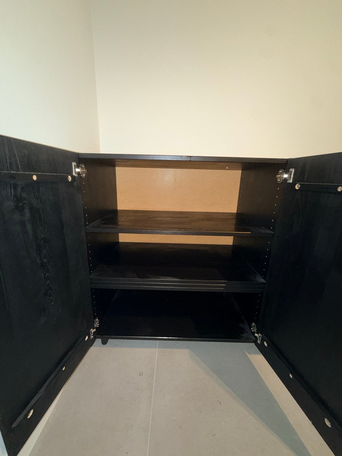 Foto 5 van Zwart dressoir met 4 deuren