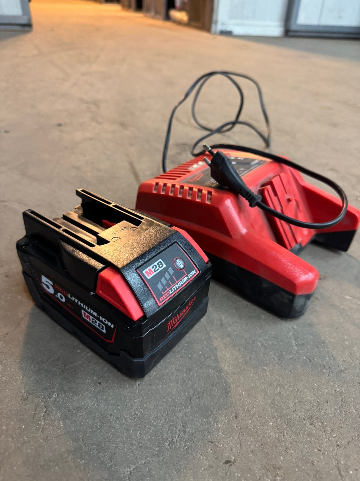 Milwaukee M28 accu met oplader, Ophalen of Verzenden, Zo goed als nieuw