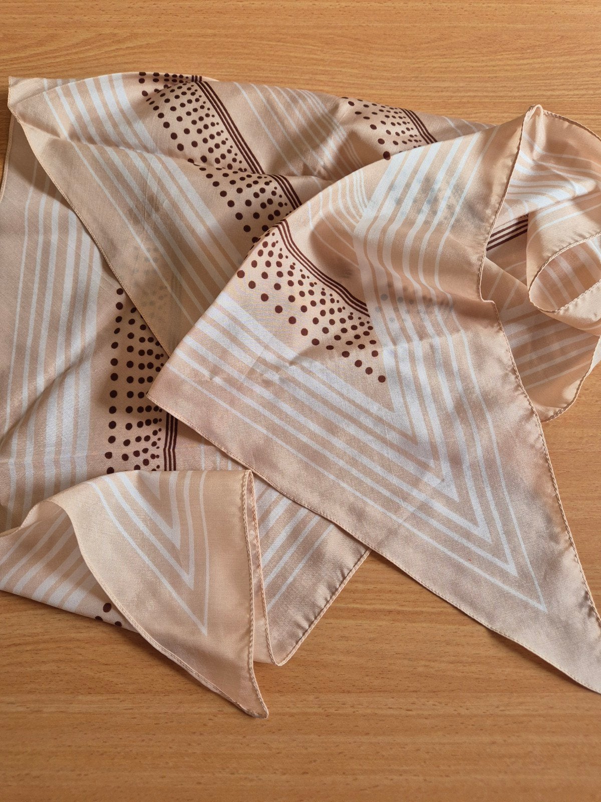 vintage zijden sjaaltje driehoek stippen beige bruin, Kleding | Dames, Mutsen, Sjaals en Handschoenen, Ophalen of Verzenden, Zo goed als nieuw