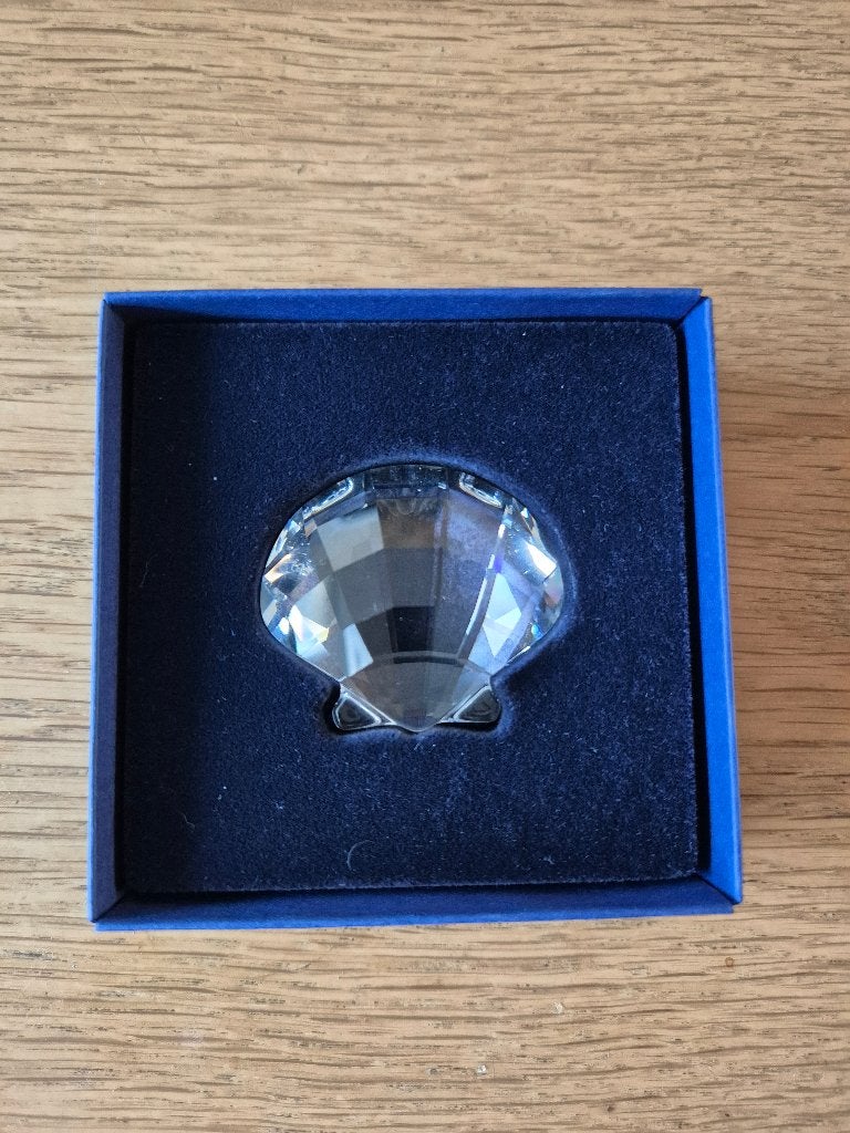 Te koop Swarovski Sint Jacobs schelp, Ophalen of Verzenden, Zo goed als nieuw, Figuurtje