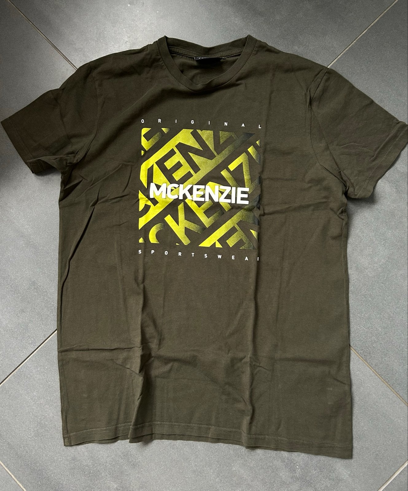McKenzie T-shirt - Maat L - Zo goed als nieuw, Ophalen of Verzenden, Zo goed als nieuw, Maat 52/54 (L), Groen