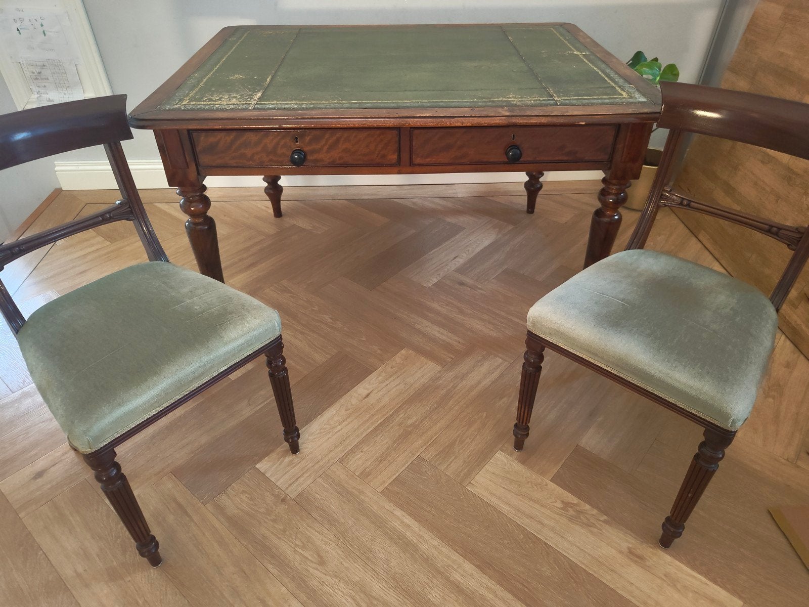 Antieke Engelse schrijftafel mahonie, leren blad + 2 stoelen, Antiek en Kunst, Ophalen