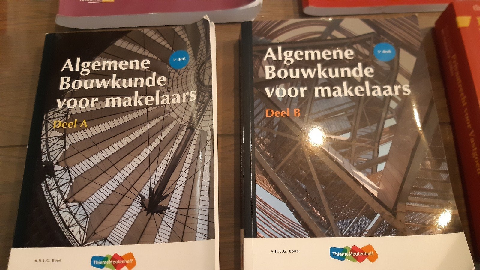 Algemene Bouwkunde voor makelaars - Deel A & B (5e druk), Boeken, Studieboeken en Cursussen, Zo goed als nieuw, A.H.L.G. Bone