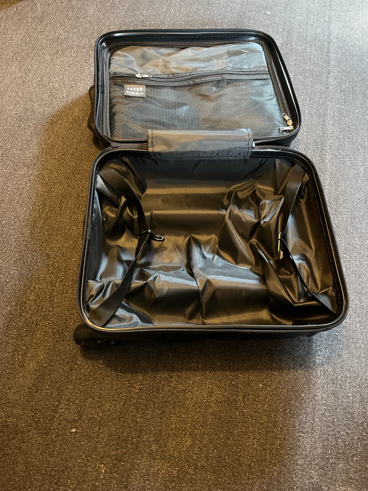 Zwarte BTT Handbagage Koffer met Wieltjes, Ophalen, Hard kunststof, Minder dan 50 cm, Zo goed als nieuw