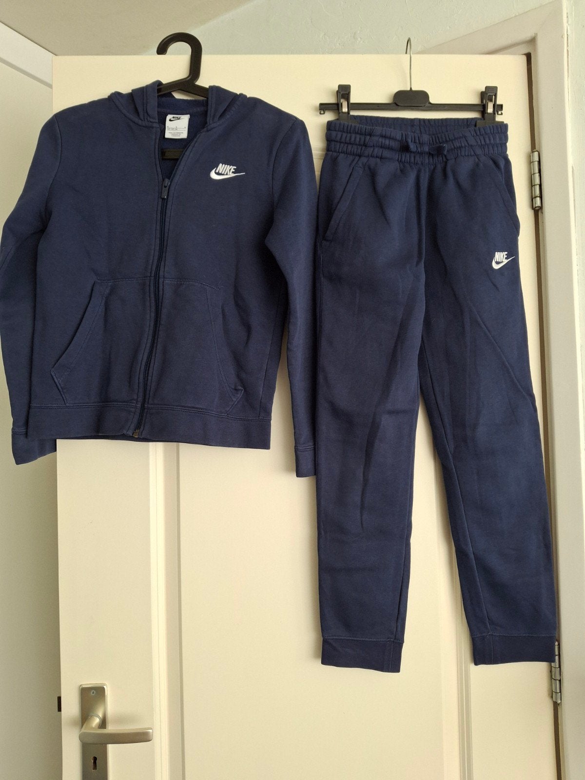 Nike joggingpak NIEUW, Ophalen of Verzenden, Nieuw, Jongen of Meisje, Sport- of Zwemkleding
