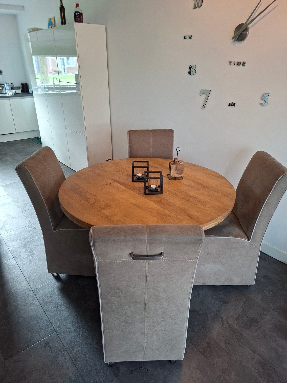 4 Grijze eetkamerstoelen met lichte bies en wieltjes, Ophalen, Gebruikt, Vier, Stof