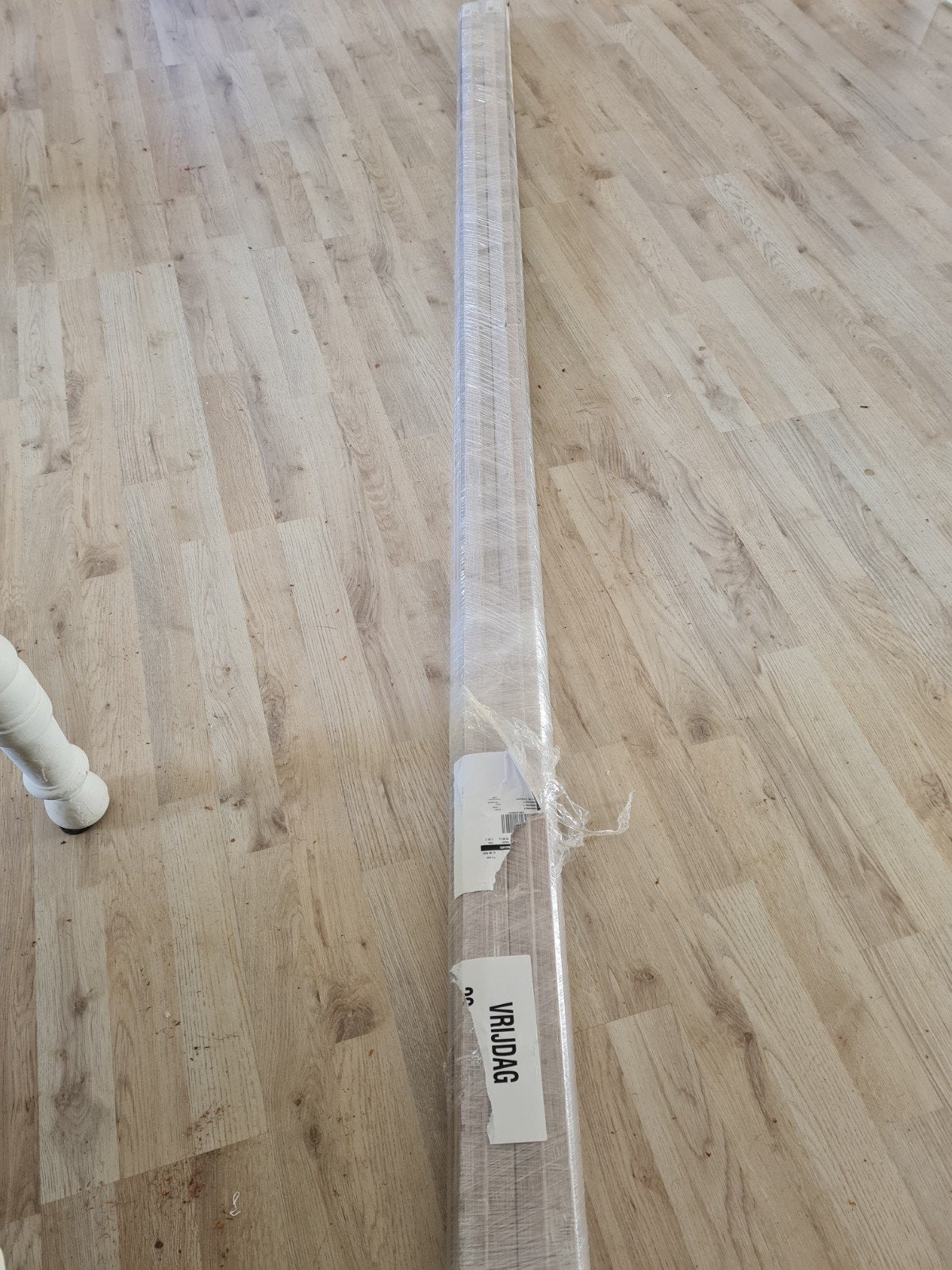 Te koop plakplinten grijs /rookwit, Ophalen, Nieuw, Mdf, 200 tot 250 cm