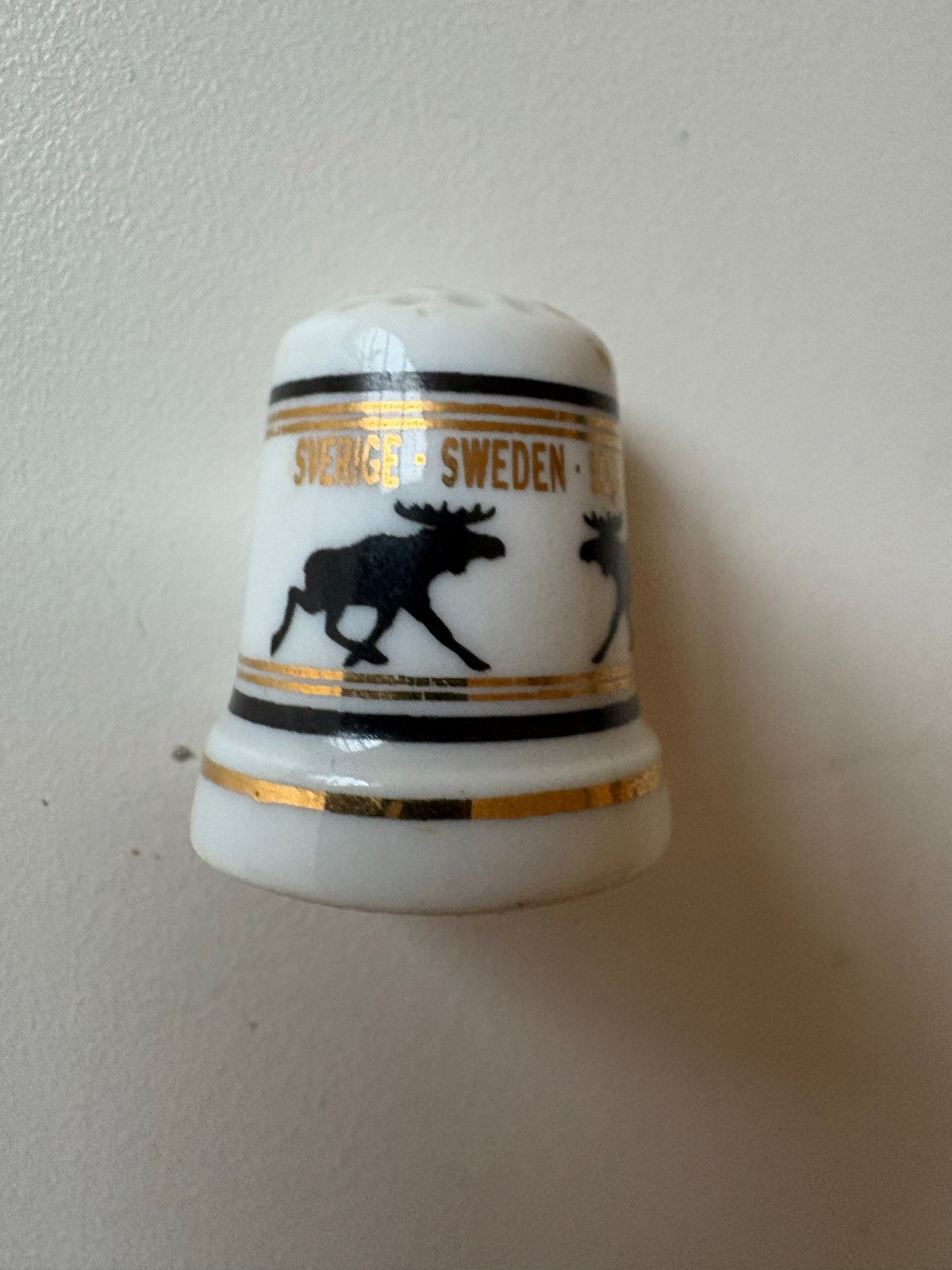 Vingerhoedje Zweden met eland - Porselein, Ophalen of Verzenden, Zo goed als nieuw, Porselein, Buitenland