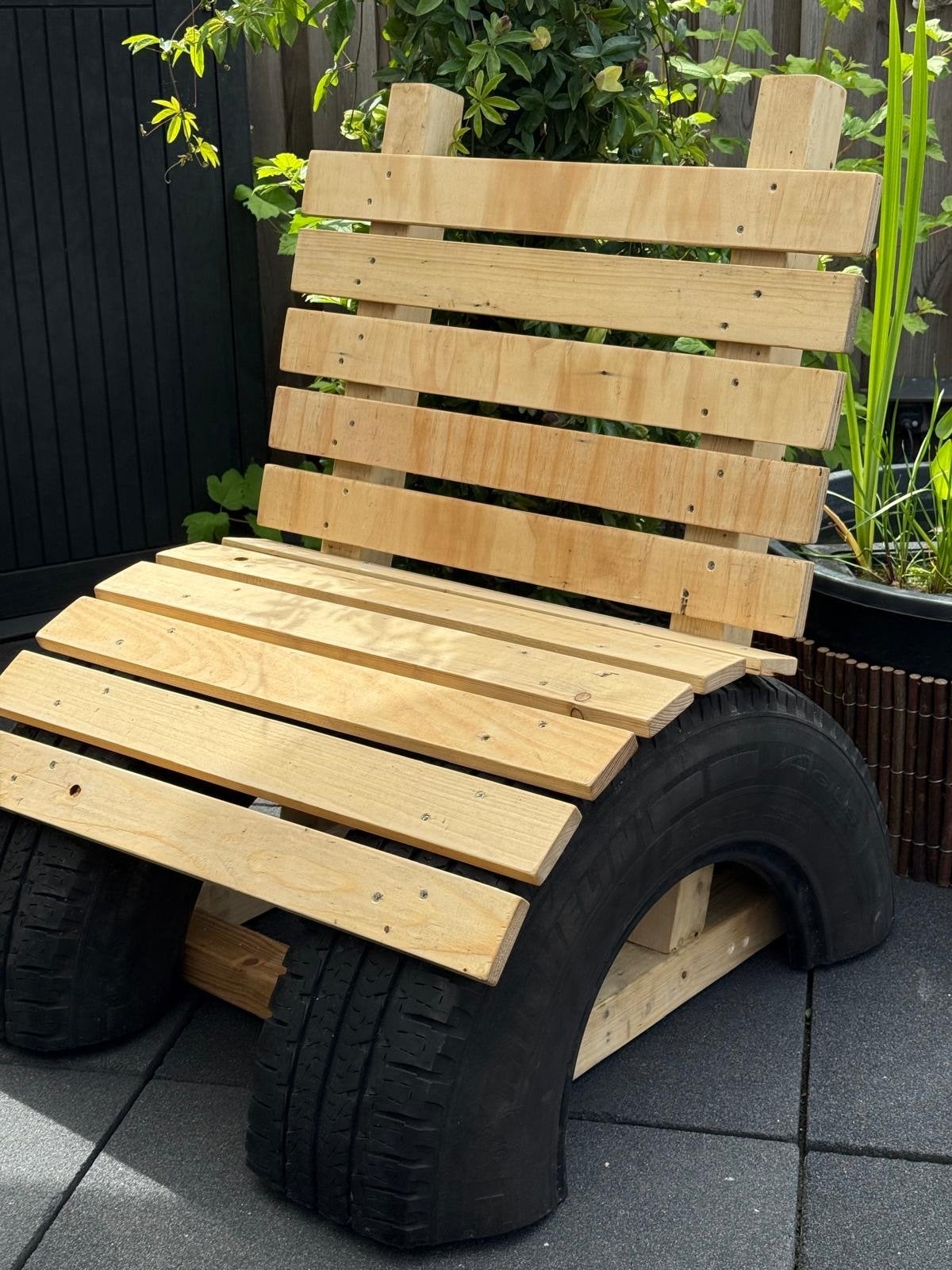 Unieke handgemaakte tuinstoel van gerecycled hout en banden, Tuin en Terras, Ophalen, Gebruikt, Hout