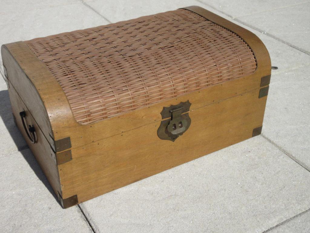 Houten kist mand met rieten deksel, Gebruikt, Mand, Ophalen of Verzenden, Riet