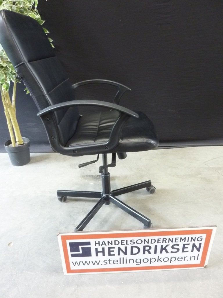 ZGAN bureaustoel Ikea Torkel, zwart kunstleder bekleding, Ophalen, Zo goed als nieuw, Munstermanstraat 6 - Hal 3 - Silvolde, Bureaustoel