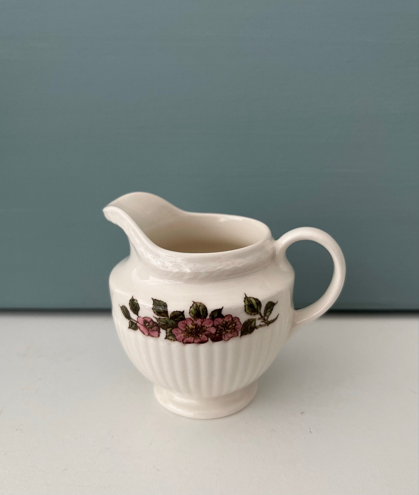 Wedgwood Etruria Barlaston 'Briar Rose' roomkannetje, Ophalen of Verzenden