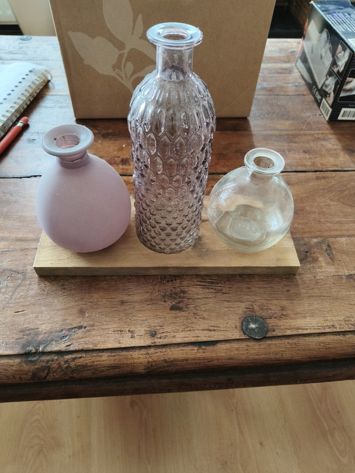 Set van 3 decoratieve vazen op houten plank, Gebruikt, Meerkleurig, Ophalen of Verzenden, Glas
