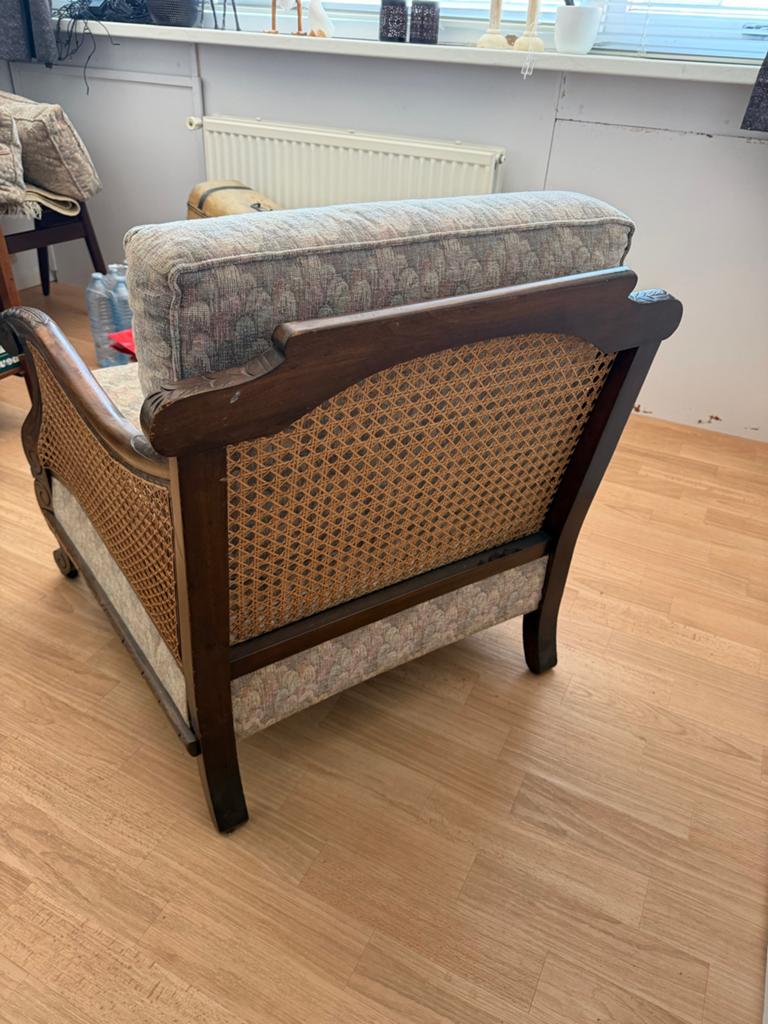 Vintage fauteuil met rotan en houtsnijwerk, Ophalen of Verzenden