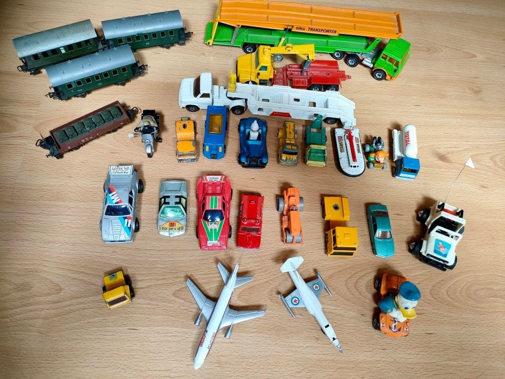 Diverse speelgoedvoertuigen: auto's, treinen en vliegtuigen, Ophalen of Verzenden, Zo goed als nieuw
