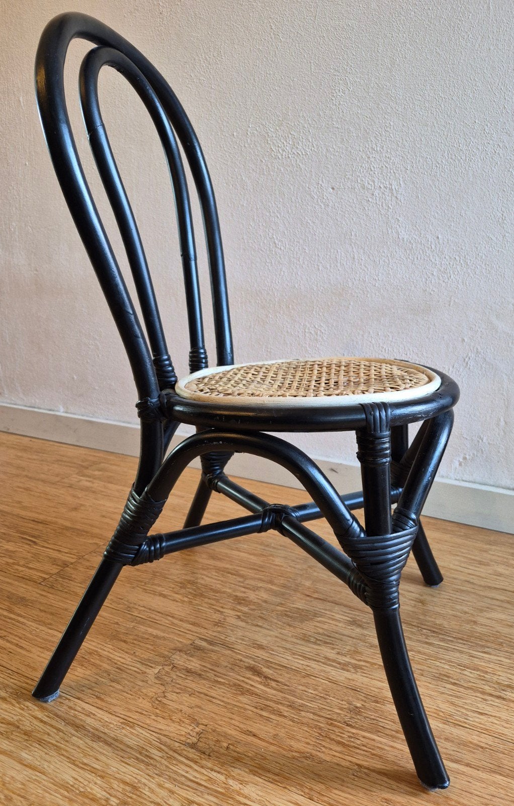 Zwarte rotan kinderstoel met webbing zitting, Kinderen en Baby's, Kinderstoelen, Ophalen, Zo goed als nieuw, Overige typen