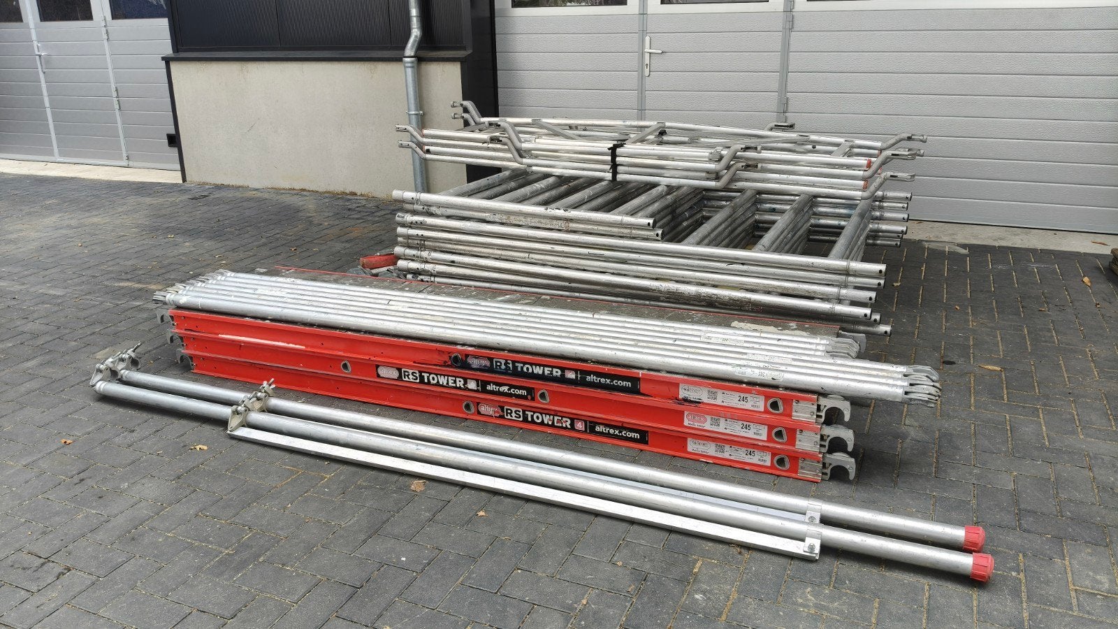 Nette Altrex RS4 rolsteiger werkhoogte 8.2 meter, Ophalen, Rolsteiger of Kamersteiger, 5 meter of hoger
