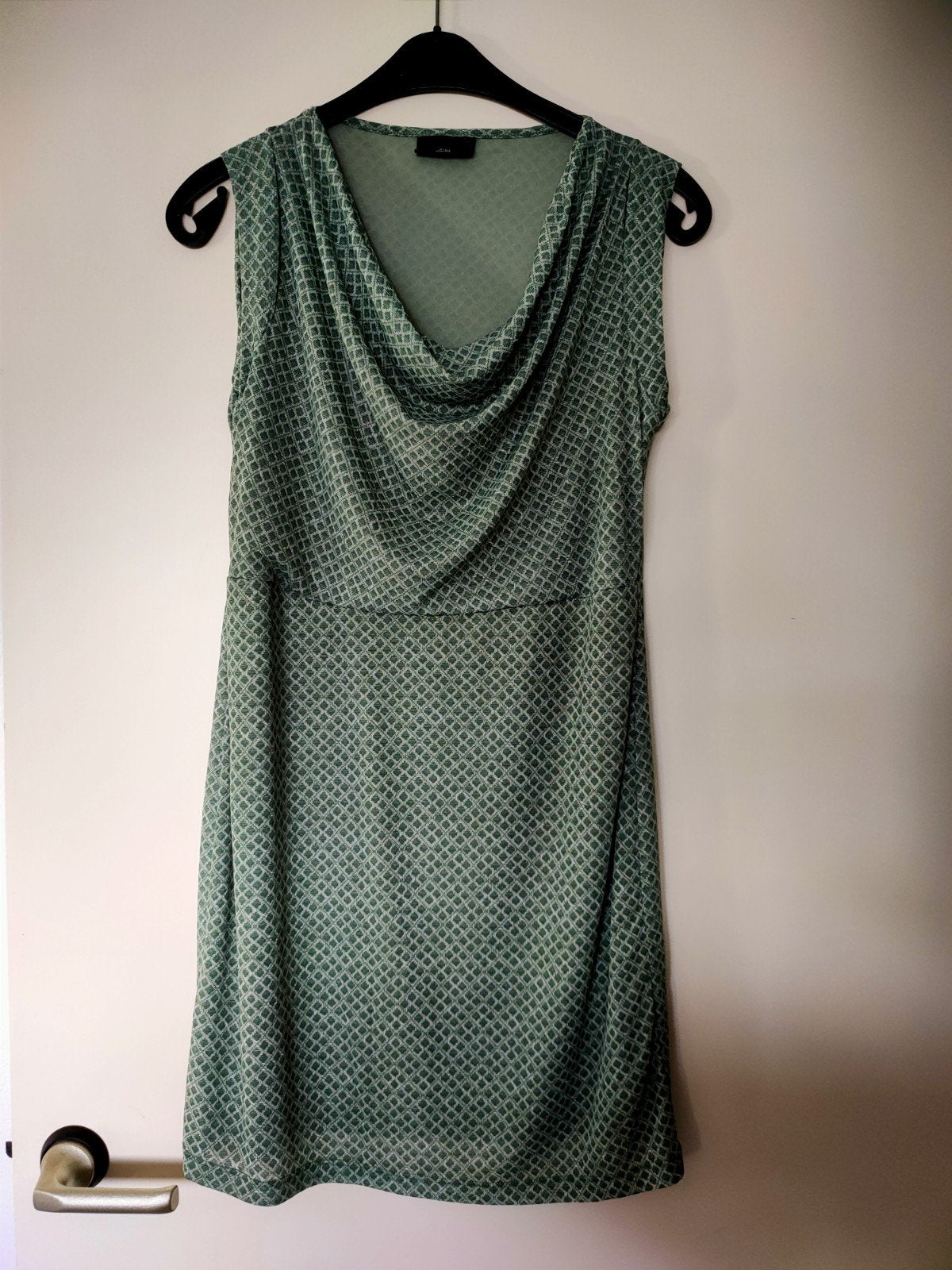 Mooie groene jurk van Benotti, maat M, Maat 38/40 (M), Ophalen of Verzenden, Zo goed als nieuw, Boven de knie