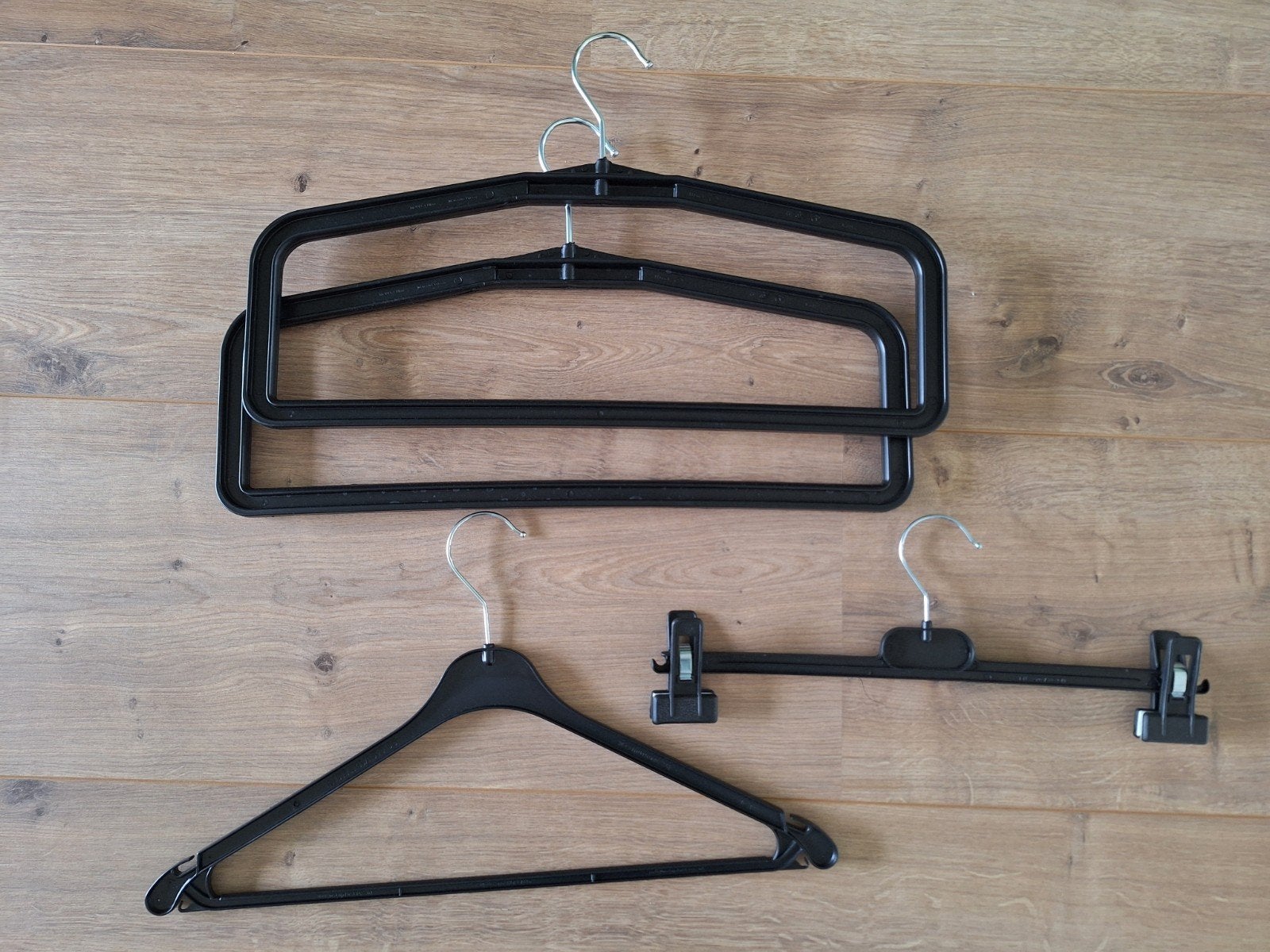 4 zwarte kledinghangers, Ophalen of Verzenden, Volwassenen