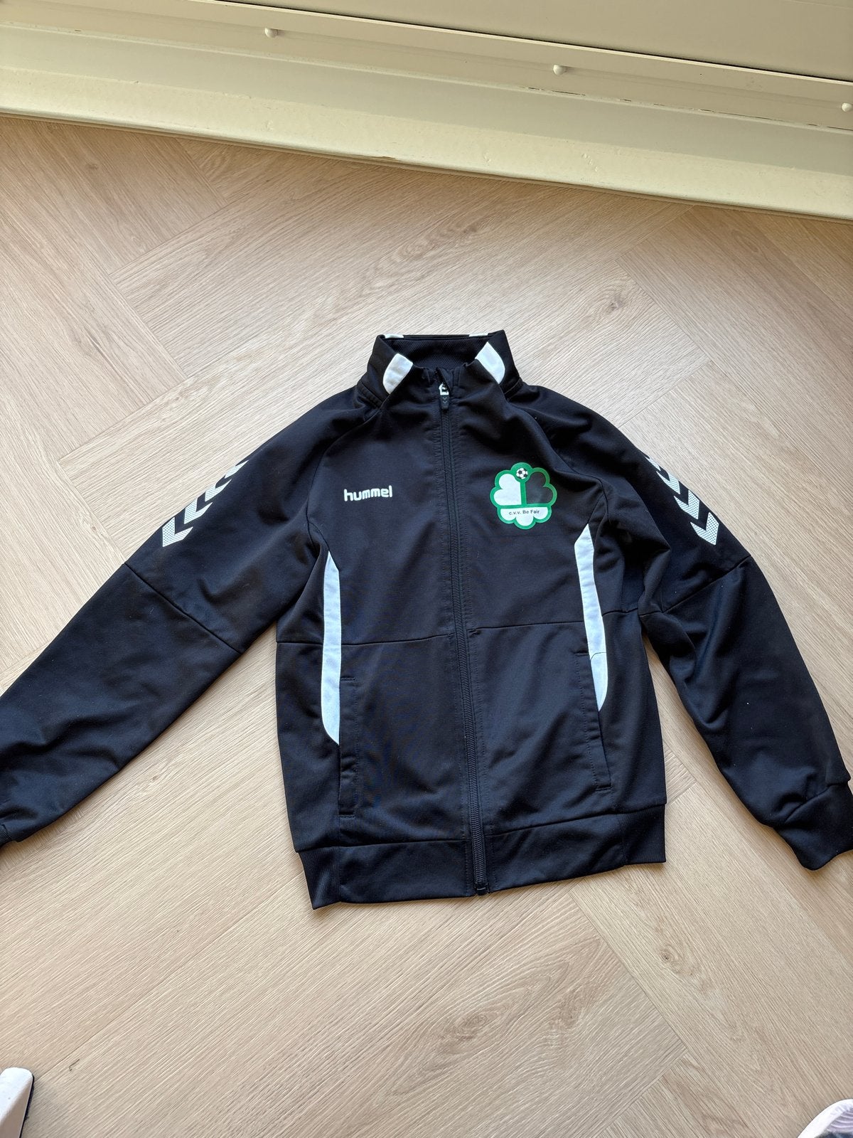 Hummel befair trainingsjack maat 128, Zwart, Ophalen of Verzenden, Zo goed als nieuw, Voetbal