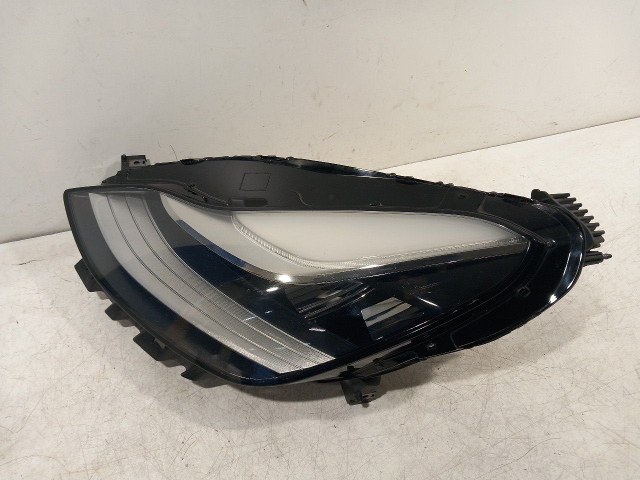 Koplamp links Tesla Model 3, Auto-onderdelen, Verlichting, Onderdelen@venauto.nl, Van der Ven Autorecycling B.V., Gebruikt, Ettenseweg 76, 4706 PB Roosendaal, The Netherlands